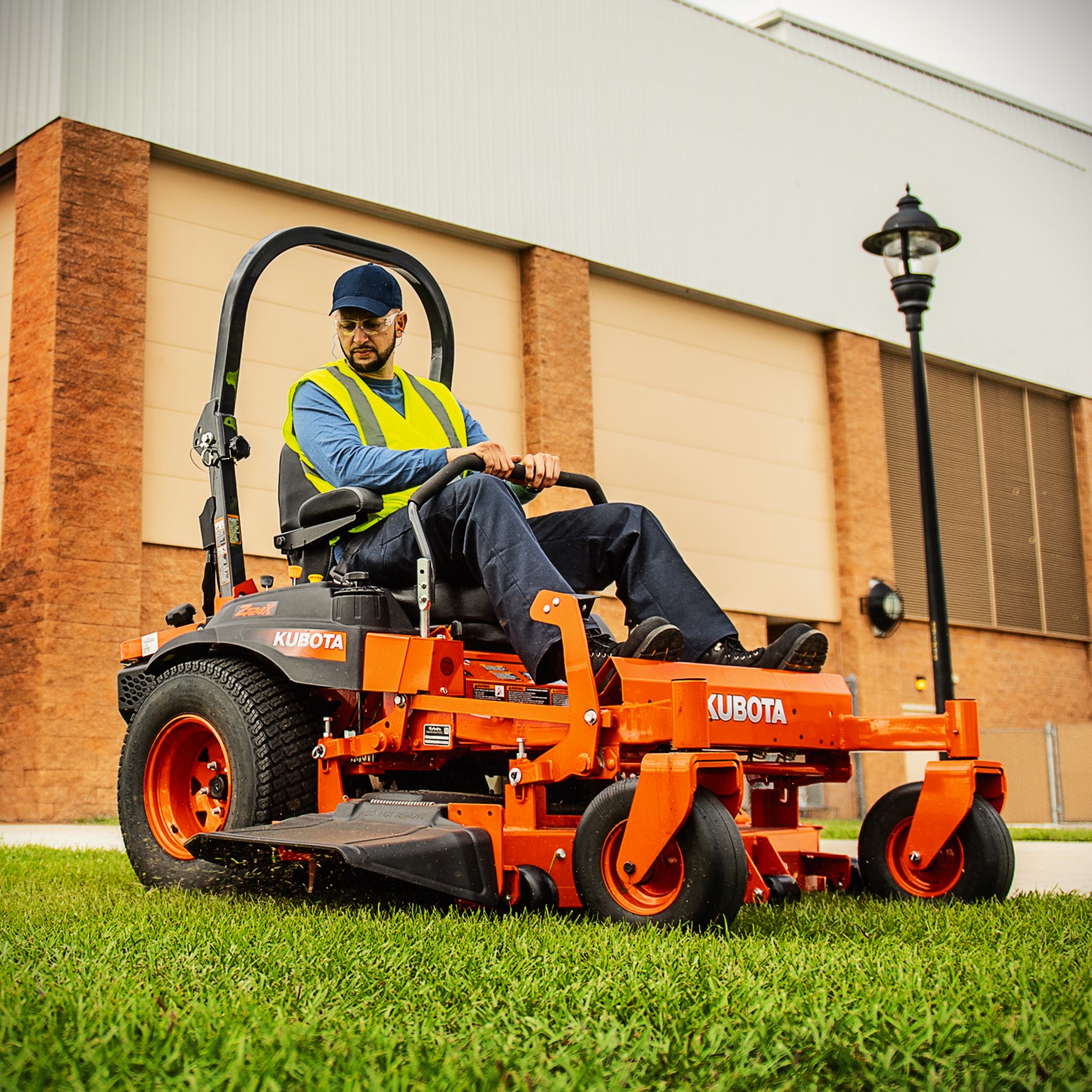 Kubota Z726XKWNC 60 inch commercial zero turn mower